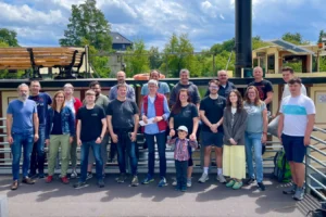 Gruppenfoto von FiANTEC Mitarbeitenden beim Sommerfest 2024 vor dem Raddampfer Alexander in Eisenhüttenstadt