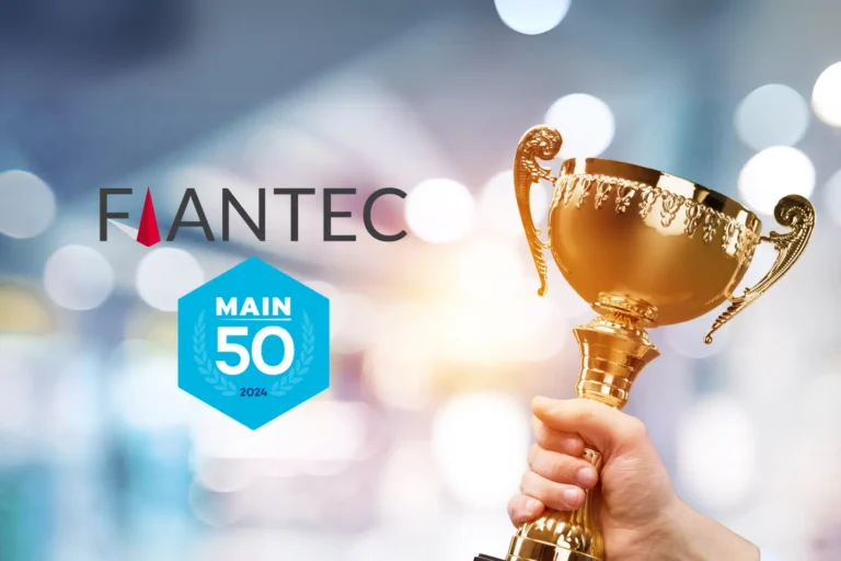 FiANTEC belegt Platz 29 bei den Main Software 50 Awards, Hand mit Pokal